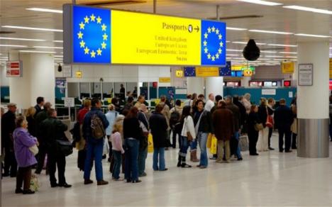 Surprize, surprize: Englezii au aşteptat degeaba în aeroporturi hoardele de români şi bulgari